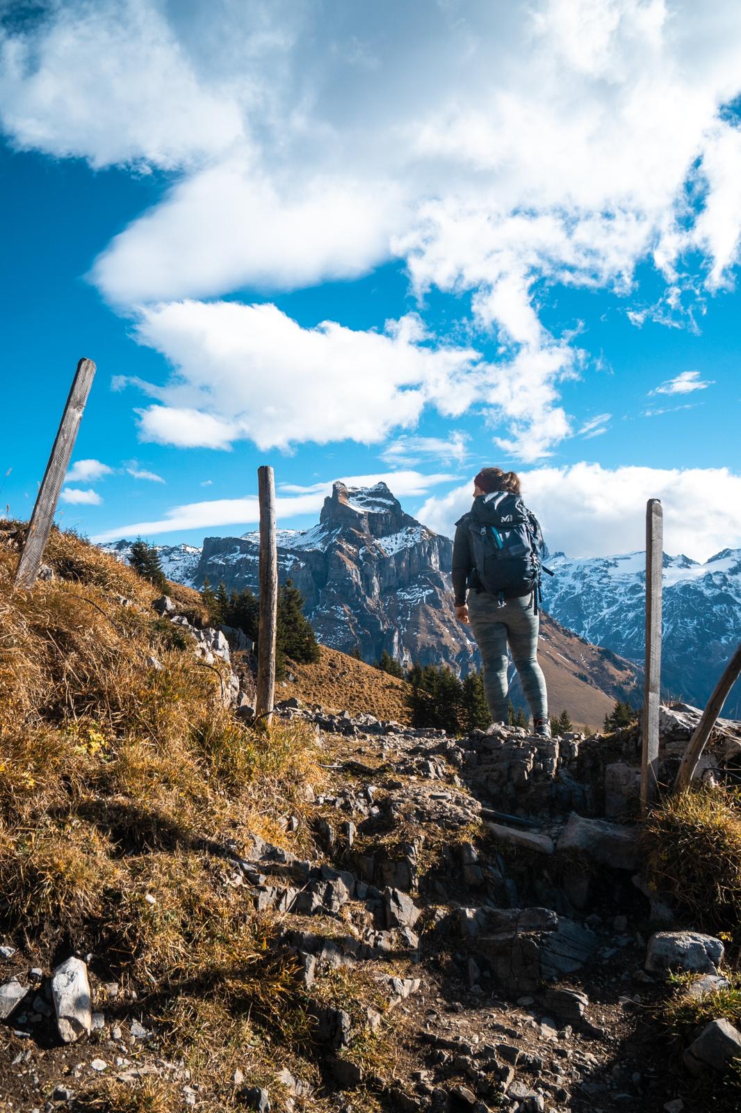 Noémie Bouisset en randonnée dans les Alpes